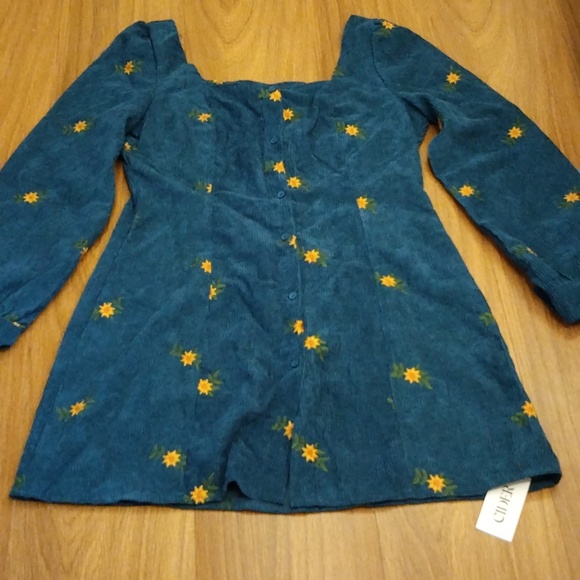 Lovely dress with buttoned sleeves - Picture 5 of 5